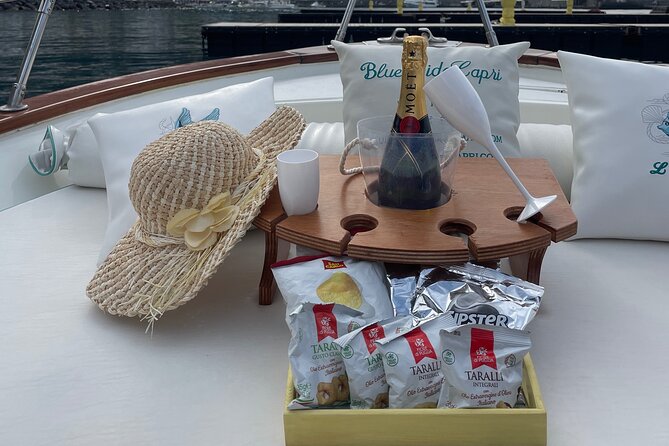 2 Hours Guided Sunset Tour of the Island of Capri with Aperitif - The Capri character stop: Generino the Scugnizzo