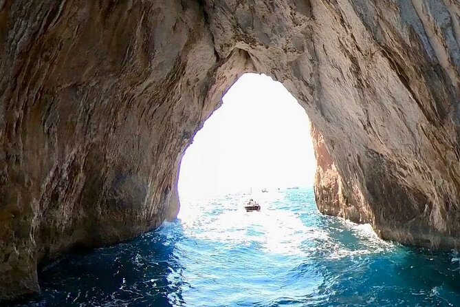 3 hours Comfortable Capri Private Tour by Boat - Meeting Point and Getting On Board Without Stress