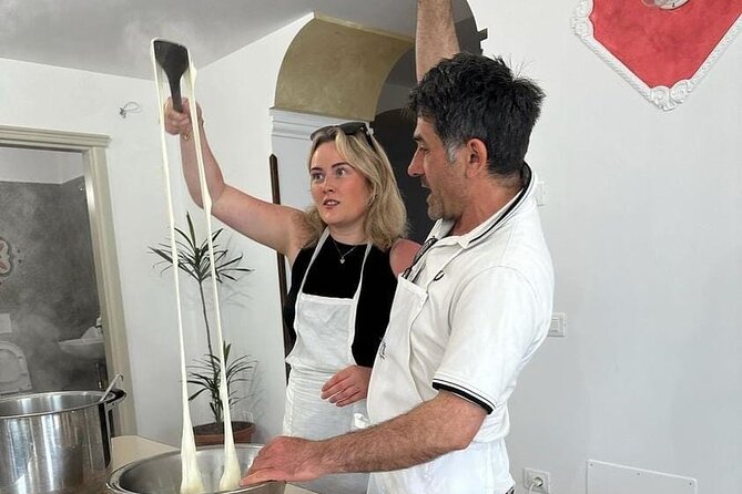 Amalfi: lezione di cucina su pasta, mozzarella e tiramisù - The Mozzarella Moment: Learning Traditional Cheese Work