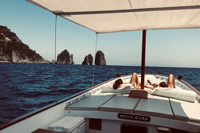 Boat Tour in Capri - I Faraglioni from under the arch: quick, charming, and very Capri
