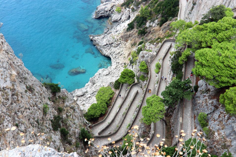Capri and Anacapri tour: Faraglioni and Caves from Sorrento - Languages and guide quality: what you should expect from the human part