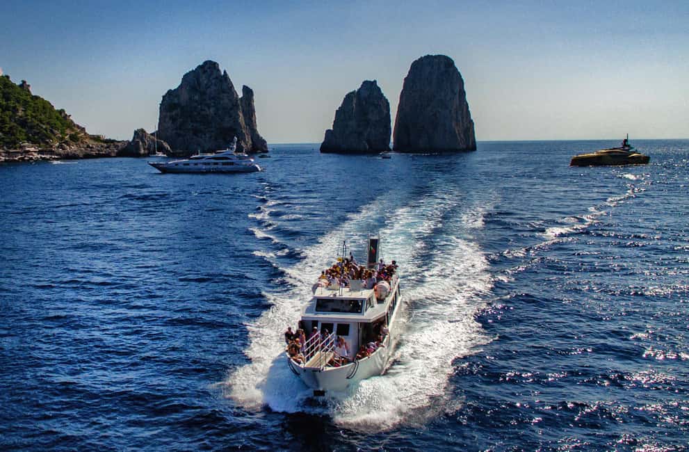 CAPRI CLASSIC BOAT TOUR - Marina Piccola and Punta Carena Lighthouse: Classic Coastline Scenes