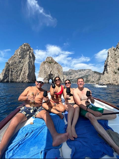 Capri: Exclusive Boat Tour of Hidden Gems with Swimming - Meeting by the port office and getting to your boat fast