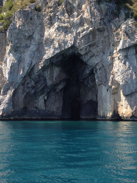 Capri Private Full-Day Boat Tour from Sorrento - Lunch on Capri’s timeline: how the day handles food