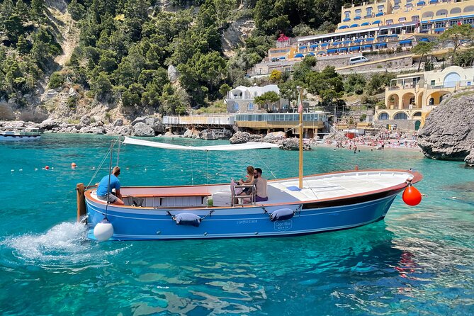 Capri tour with "Gozzo" (3 hours) - Meeting at Via Mulo: the dock-side reality check