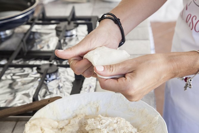 Cesarine: Small group Pizza and Tiramisu Class in Positano - Welcome from your Cesarine: what the first minutes feel like