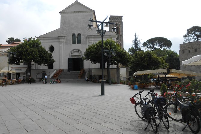 Chiunzi Pass loop by bicycle - Ravello stop: 30 minutes on a flowered balcony over the sea