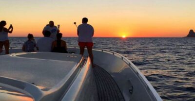 From Positano: Amalfi Coast Sunset Cruise - Group Tour - Finding Positano Boats at Spiaggia Grande (and avoiding the first-minute scramble)
