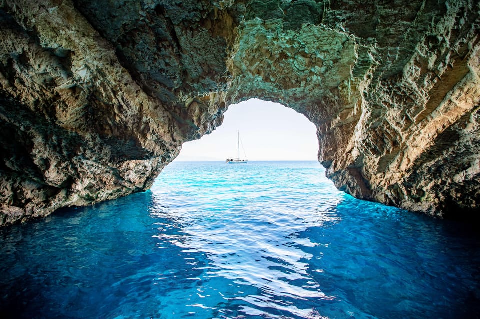 From Sorrento: Capri Boat Tour with Snorkeling & Drinks - The speedboat segment and the pace toward Capri