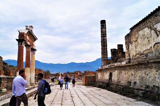 Guided Private Tour in Pompeii - Temple areas: Isis and the clues archaeologists use to tell the story