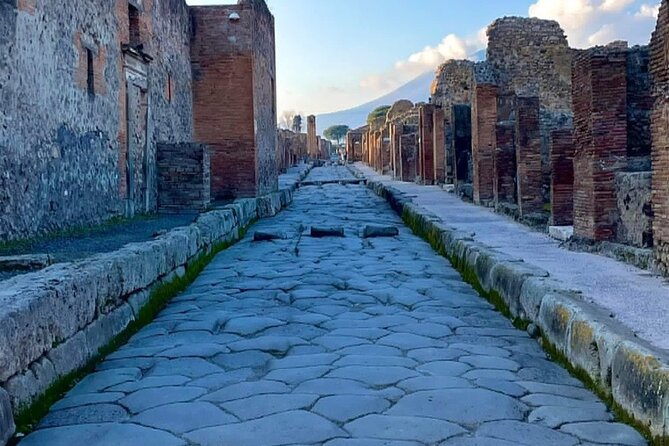 Guided tour of Pompeii - Temples, the main square, and the brothel stop