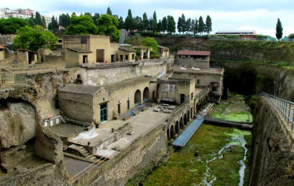 Herculaneum: 2hour Shared Guided Tour + entry tickets - Bath complexes: learning the routine behind the architecture
