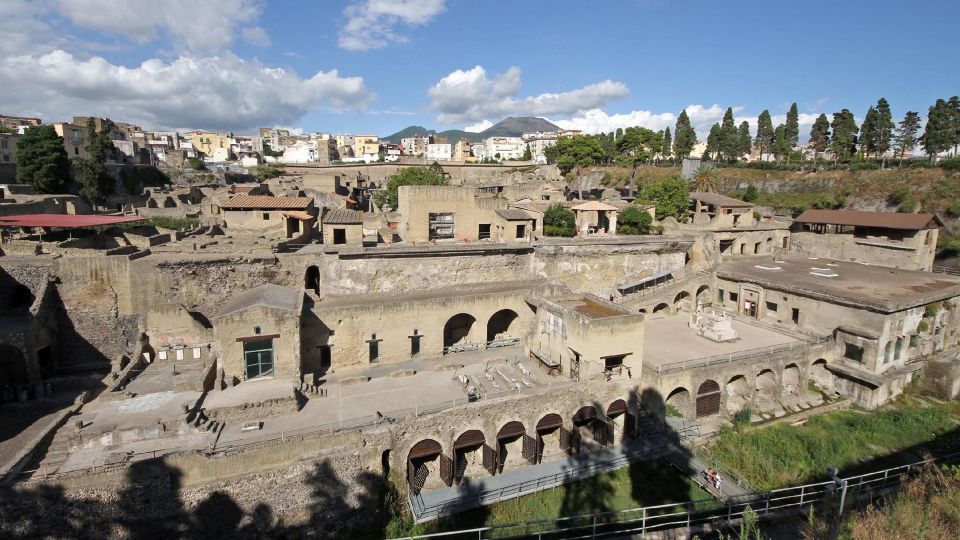 Herculaneum: Private Walking Tour with Archeologist Guide - Why Herculaneum feels different from Pompeii’s ash blanket
