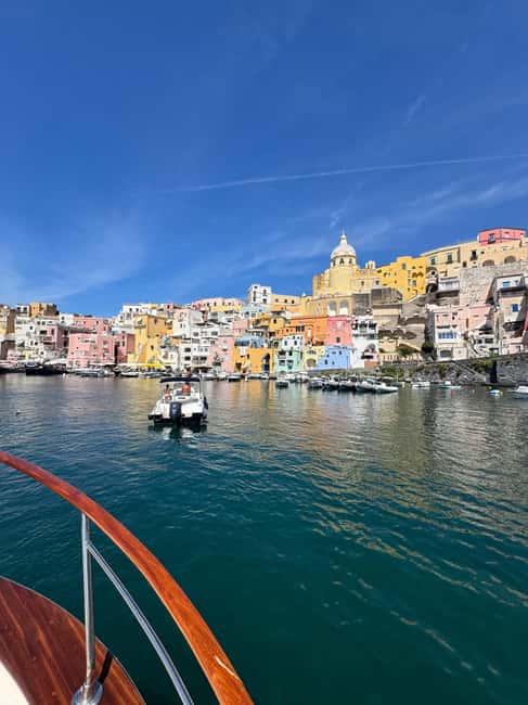 Ischia and Procida Private Day Cruise : From Sorrento - The return ride: Gulf of Naples and Vesuvius in the background