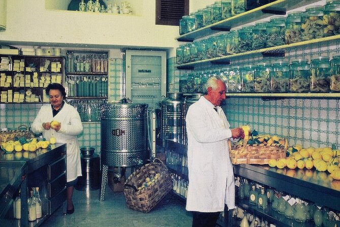 Learn how to make Amalfi limoncello - Antichi Sapori d’Amalfi: a workshop in the heart of Amalfi