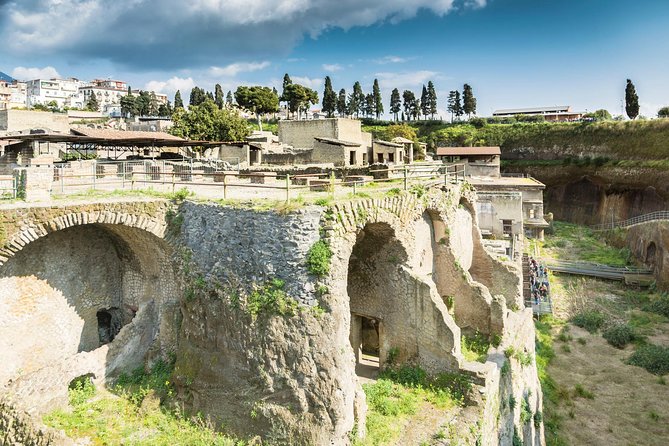 Naples: Pompeii & Herculaneum Day Trip – Small Group Tour - The “small-group” part: why your guide matters here