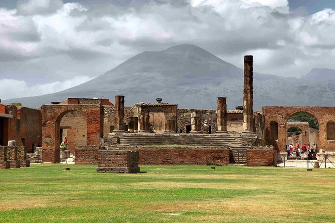 Pompei three hours with an expert guide - Inside Pompeii: Street of Abundance to the Amphitheater