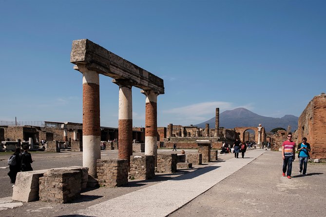 Pompeii excavations: skip-the-line private tour - The streets of ancient Pompeii: what “life in Rome” looks like