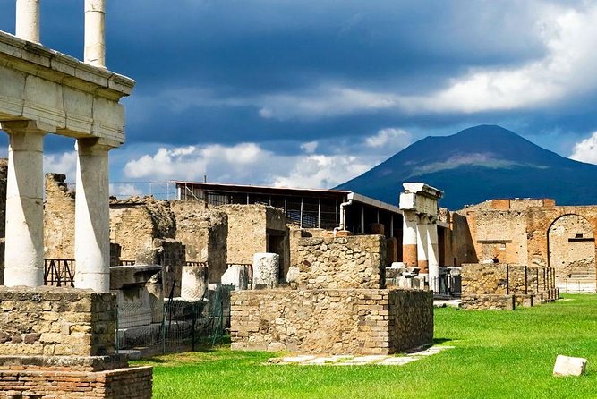 Pompeii Private Half-Day Tour from: Naples,Sorrento, Amalfi Coast - Naples viewpoint time at Piazza del Plebiscito