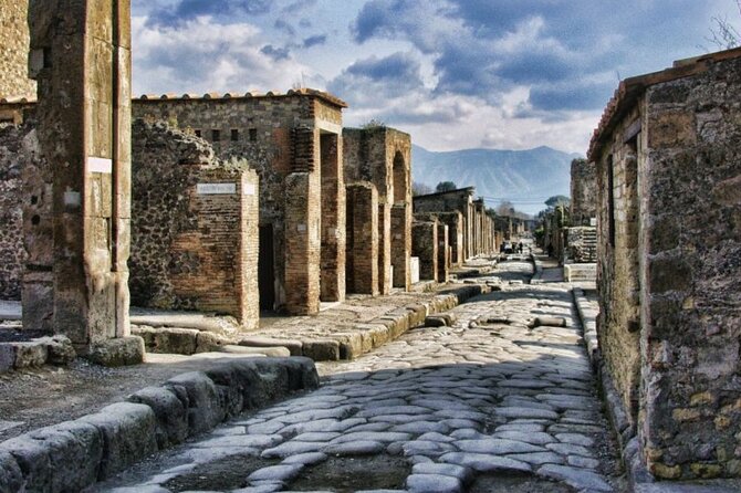 Pompeii: Skip-the-Line Entry Ticket with Digital Audio Guide - Walking Pompeii by smartphone: 130+ points and what that looks like