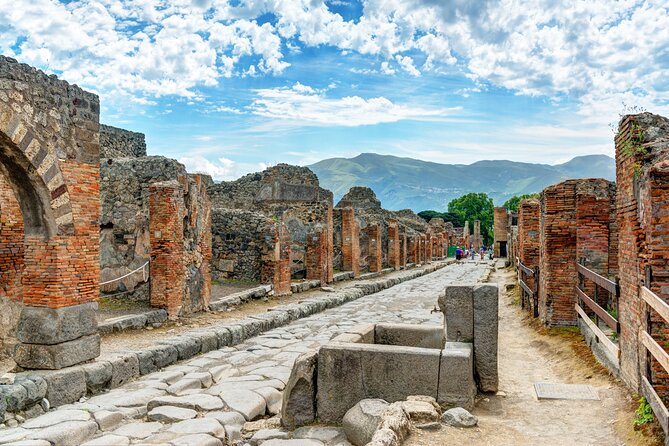 Pompeii Skip-the-Line Tour – Private and limited group options - Piazza Esedra meeting point: getting oriented fast