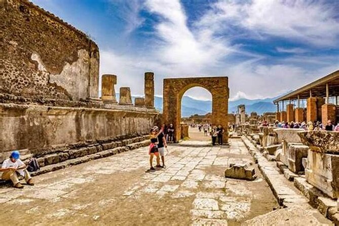 Pompeii Tour with Lunch and Wine Tasting from Positano - Cantina Del Vesuvio winery: lunch and wine tasting with the work built in