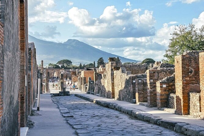Pompeii Walking Tour: The Real History of the Ruins - How the 2-hour Pompeii walk tells the AD 79 story