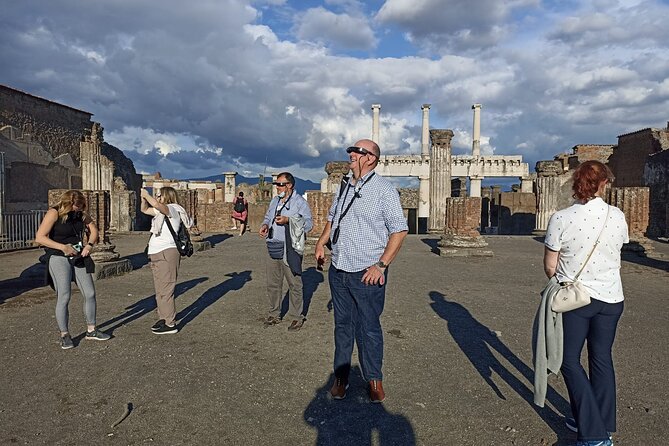 Pompeii: walking tour with 3D glasses and with entrance ticket - Guide presence: assistant logistics vs. traditional narration