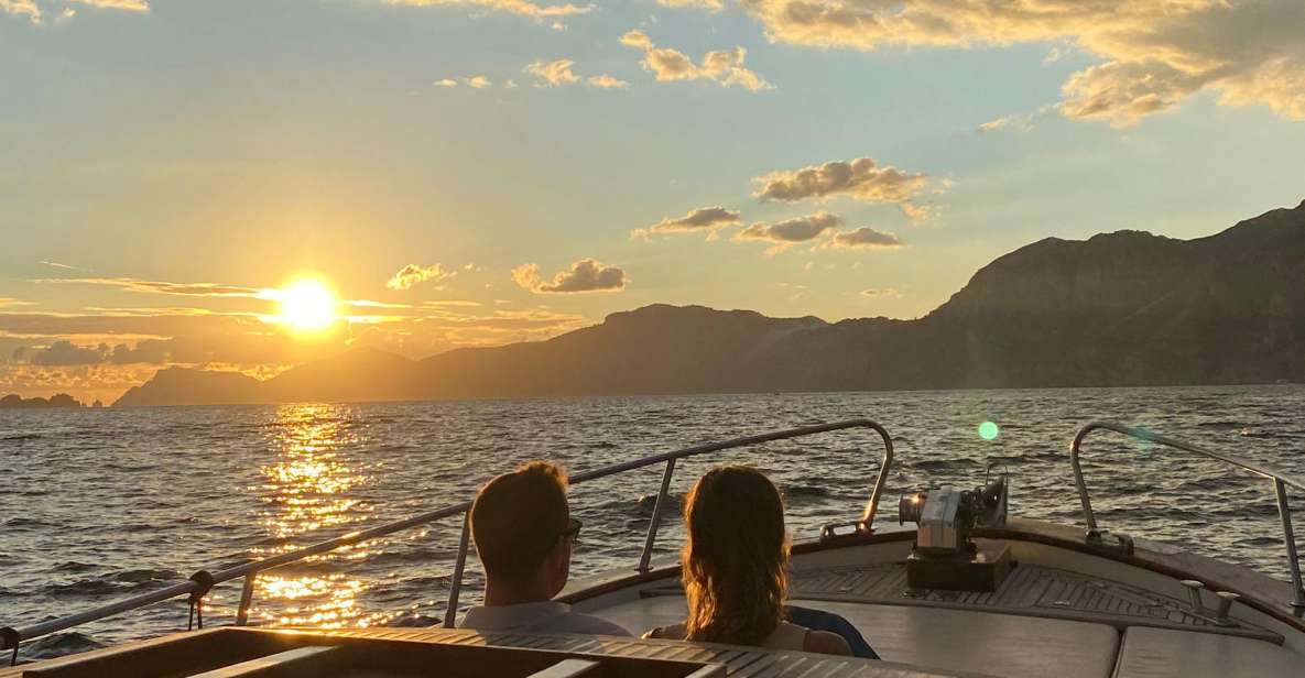 Positano: Amalfi Coast Sunset Group Boat Tour with Prosecco - Positano’s Spiaggia Grande check-in and what to wear