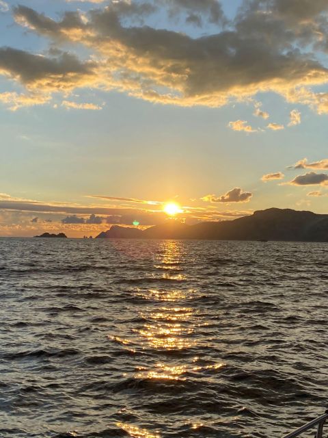 Positano: Amalfi Coast Sunset Group Boat Tour with Prosecco - Cruising the Amalfi Coast with Prosecco in hand