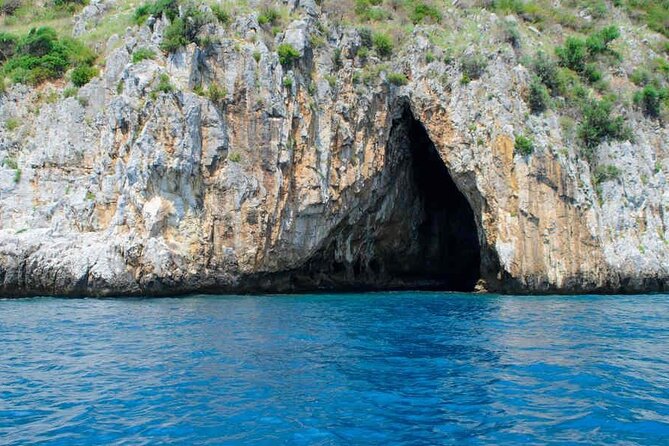 Private boat tour along the coast of Capri : 2 hours of beauty - Why a private Capri coast boat is worth the money