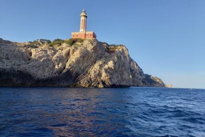 Private boat tour along the coast of Capri : 2 hours of beauty - Meeting at Waves of Capri and getting set in the right mindset
