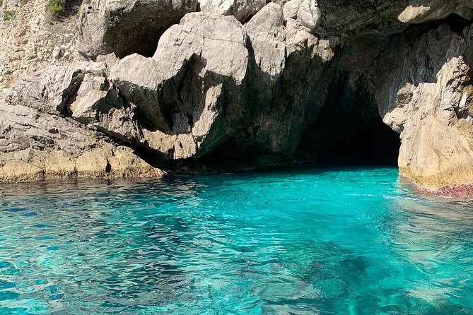 Private boat tour along the coast of Capri : 2 hours of beauty - Grotta Verde (Green Grotto): short visit, strong story