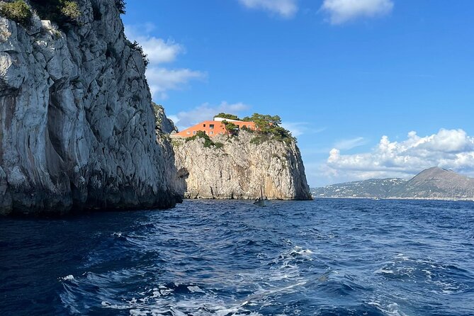 Private boat tour along the coast of Capri : 2 hours of beauty - Faraglioni photo moment plus Villa Malaparte’s architectural surprise