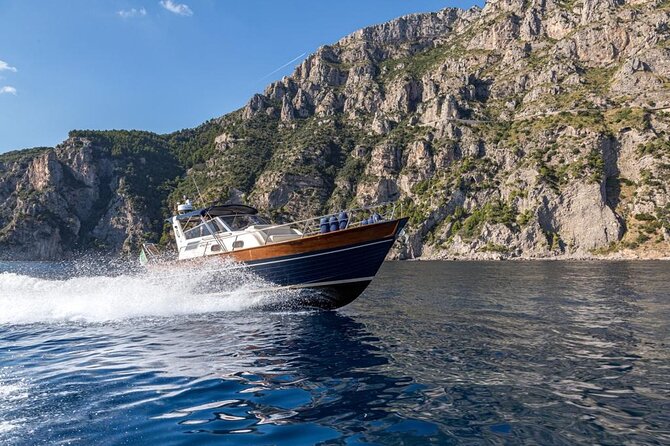 Private Boat Tour from Sorrento to Positano & Amalfi–Apreamare 10 - Positano for 90 minutes: narrow streets, boutiques, and sea-level views