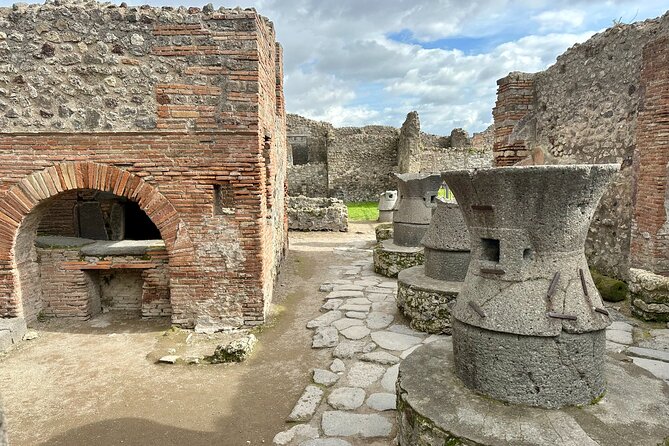 Private Guided Tour of Pompeii Excavations - Vesuvius 79 AD context: how the ruins become a story
