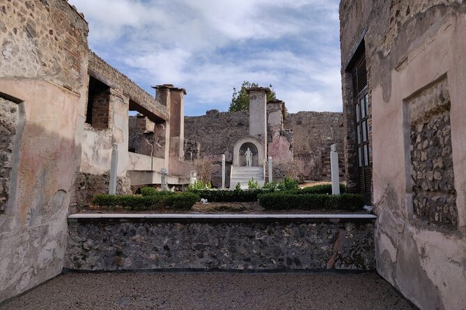 Private Pompeii Tour with Fast-Entrance Tickets to the Ruins & Exclusive Guide - Via dell’Abbondanza: the shopping street feeling