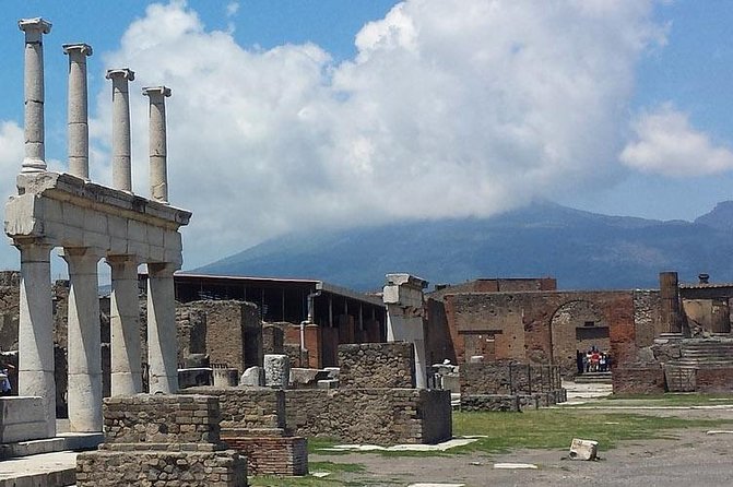 Skip the line Private tour of Pompeii from Sorrento - Via dell’Abbondanza: the “Beverly Hills” street moment