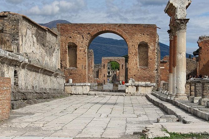 Skip-the-lines Private Tour of Pompeii Including the Theatre the Forum and all Highlights - Where you meet (and how the 9am, 12pm, 2.30pm starts help)
