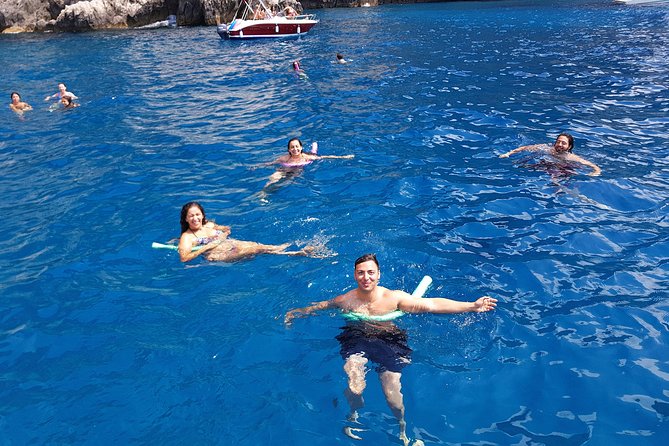 Sorrento: Exclusive Capri Private Boat Tour & Blue Grotto - Four hours on the island of Capri: the freedom piece