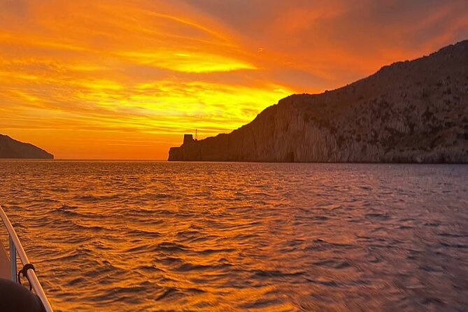 Sunset Luxury: Capri on fire - What to expect on board (and why it matters at golden hour)