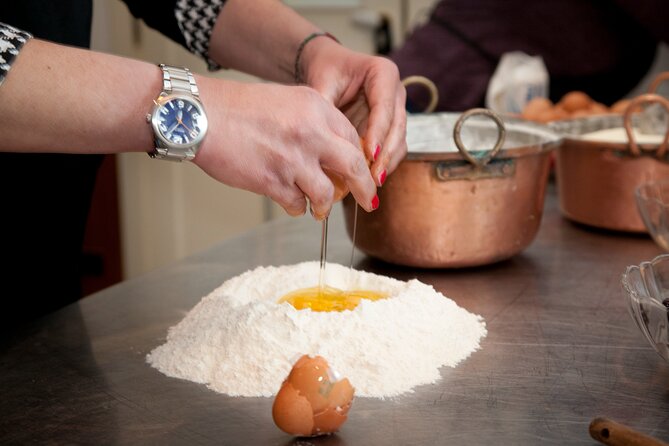 Traditional Neapolitan cooking class - Inside Annamaria and Giovanni’s home kitchen (Via Fuorimura)