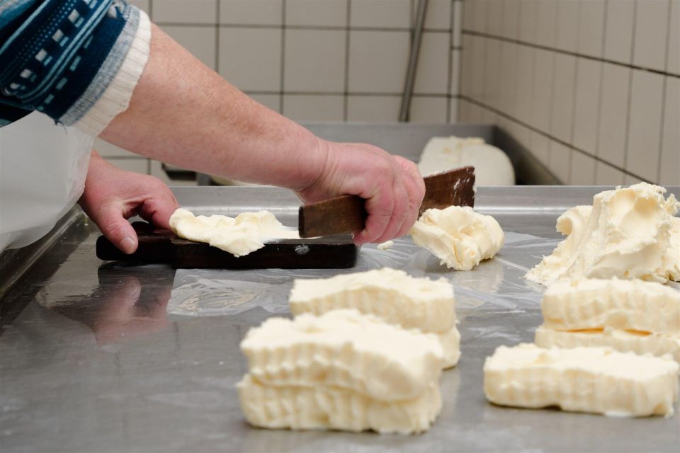 Vico Equense: Tour in the dairy "Mozzarella Experience" - Inside the ancient cheese laboratory: apron, cap, and the spinning-room moment